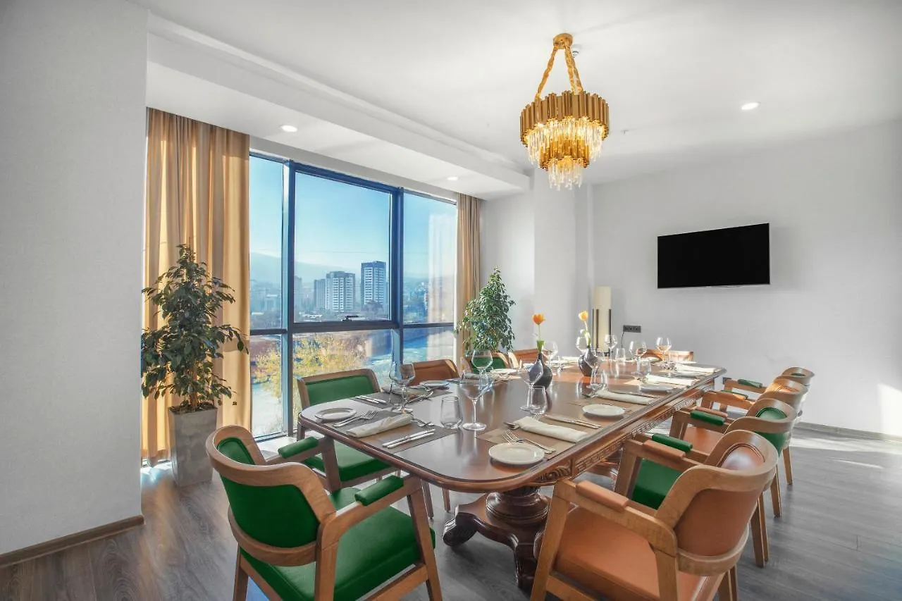 Royal Tulip Hotel & Casino, טביליסי 5*,
